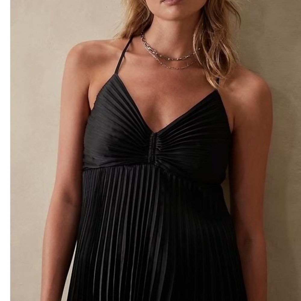 Banana Republic Pleated Cami Babydoll Top Black V-Neck Cross Back Size M